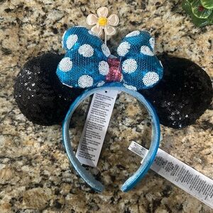 ~NWT Minnie Mouse Sequined Ear Headband with Flower~